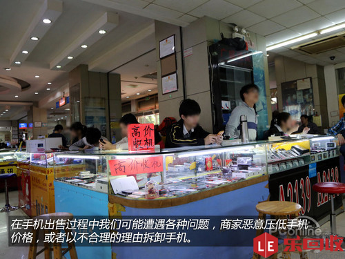 二手手機交易市場的商販還會隨意拆解顧客手機